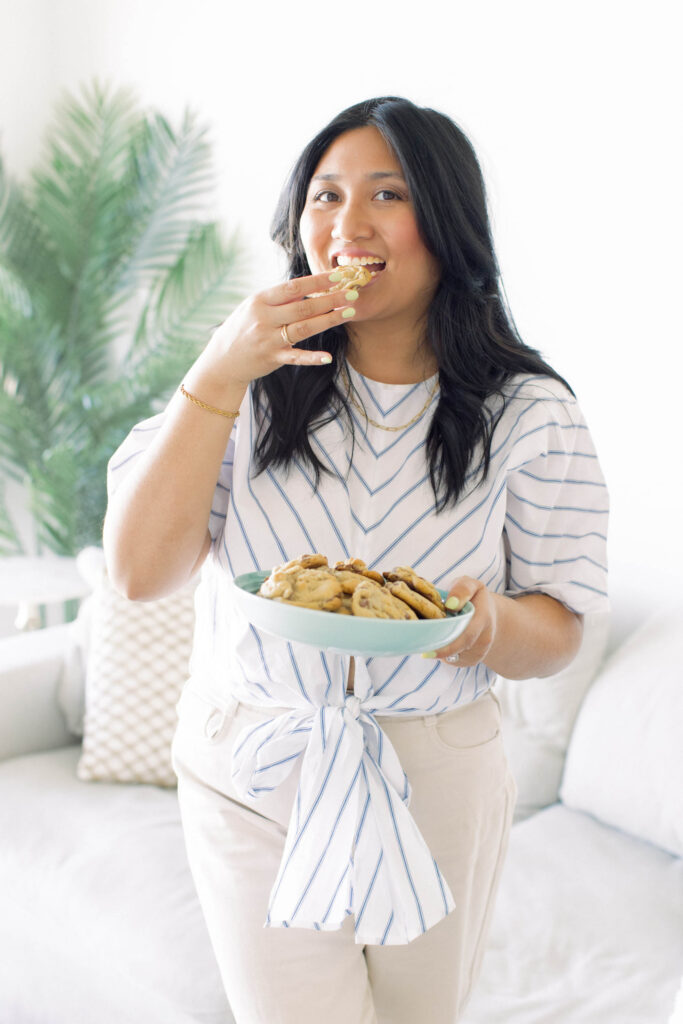 Simplify your baking routine with these One Bowl Chocolate Chip Cookies! Say goodbye to multiple bowls and complicated steps – this recipe is all about ease and deliciousness. Treat yourself to freshly baked cookies in no time!