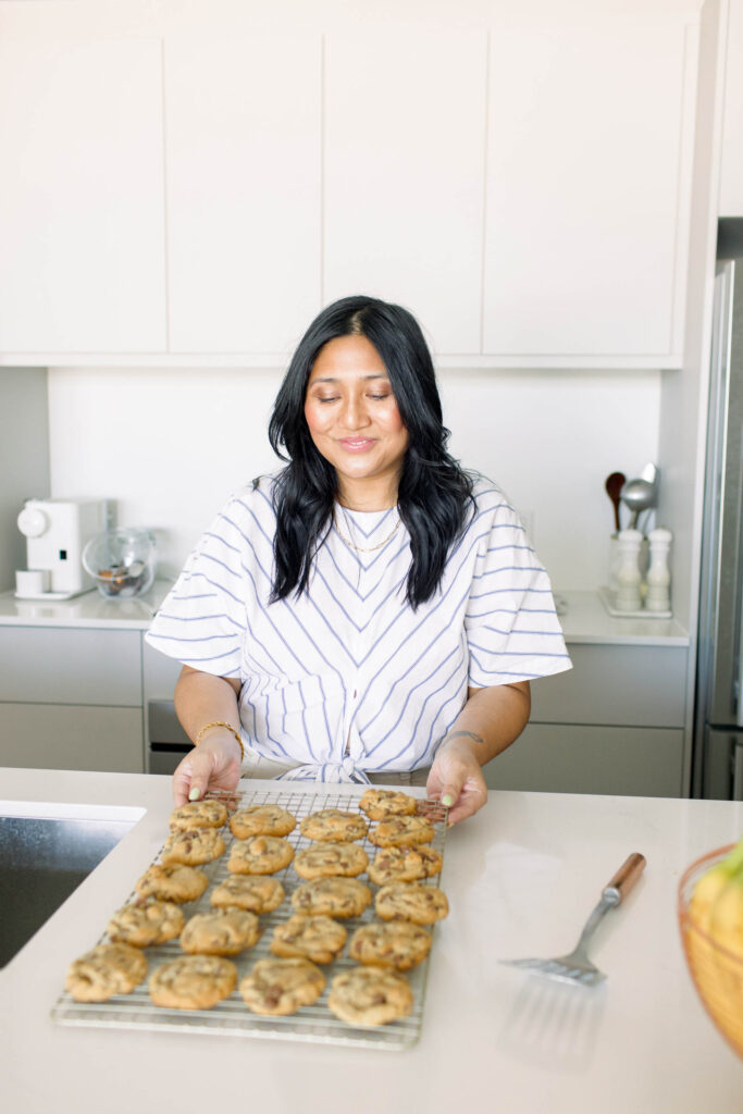 Simplify your baking routine with these One Bowl Chocolate Chip Cookies! Say goodbye to multiple bowls and complicated steps – this recipe is all about ease and deliciousness. Treat yourself to freshly baked cookies in no time!