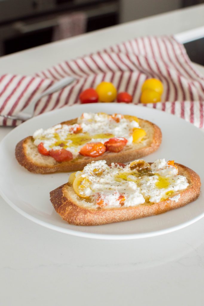 Need a go-to lunch? This Roasted Tomato and Ricotta Toast should definitely become your go-to. It’s especially perfect for those with avocado allergies/intolerances and seek an avocado toast alternative.