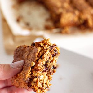 If your sweet tooth is having a little craving, try out these delicious cashew oat bars for a healthier dessert alternative.